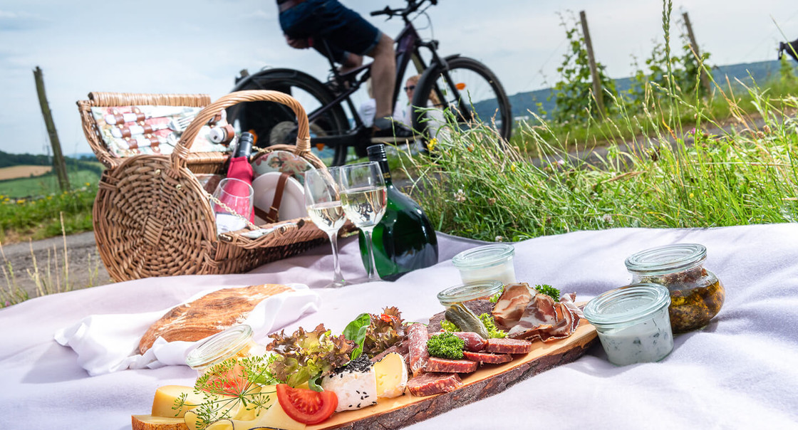 picknick fahrrad brotzeitplatte im gruenen